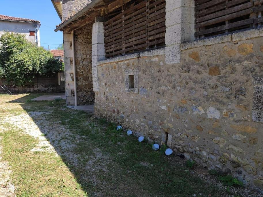 Maison De Campagne, Bulle De Verdure Montbron Buitenkant foto